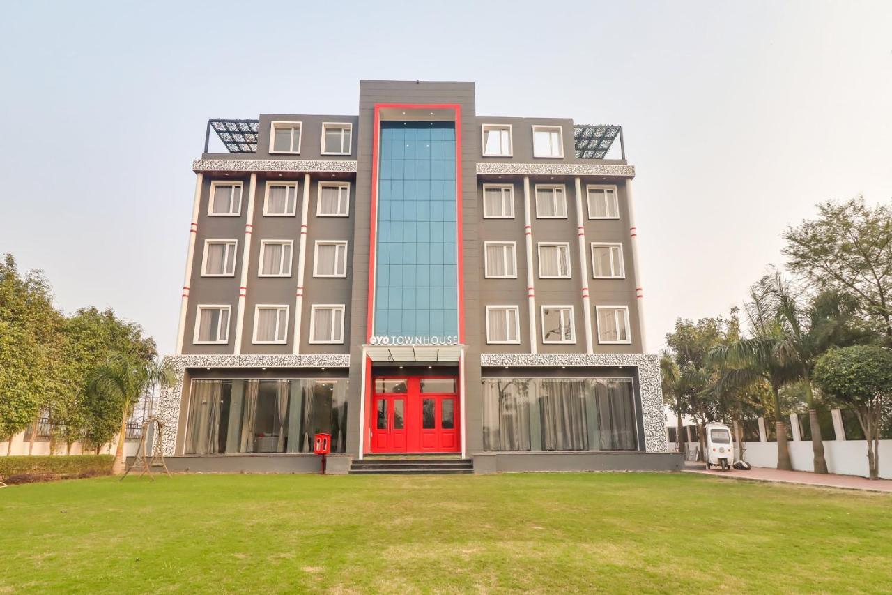 Super Townhouse Jashn Hotel Chinhat Exterior photo
